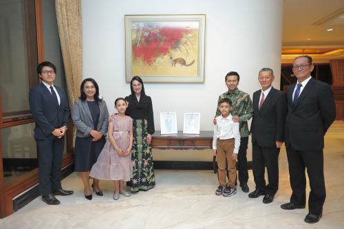 Emil Dardan dan keluarga berpose dengan Takeyama Kenichi juga dengan keluarganya di kediaman resmi Konsulat Jenderal Jepang di Surabaya.