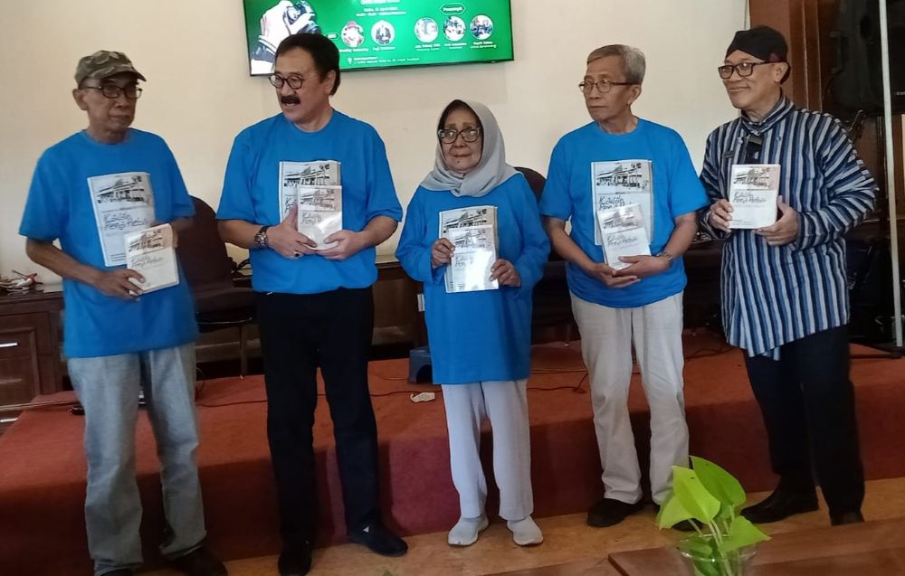 Dari kiri: Kris Maryono, Imawan Mashuri, Andarini, Zainal Arifin Emka, dan Pungky Kusuma, GM Quds Royal Hotel Surabaya.