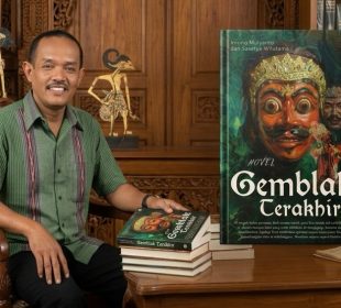 Adriono, jurnalis senior Harian Sore Surabaya Post, penyunting novel karya Sasetya Wilutama dan Imung Mulyanto berjudul Gemblak Terakhir.