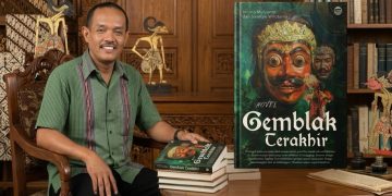 Adriono, jurnalis senior Harian Sore Surabaya Post, penyunting novel karya Sasetya Wilutama dan Imung Mulyanto berjudul Gemblak Terakhir.