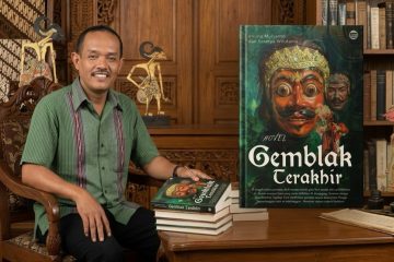 Adriono, jurnalis senior Harian Sore Surabaya Post, penyunting novel karya Sasetya Wilutama dan Imung Mulyanto berjudul Gemblak Terakhir.