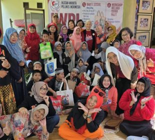 Penyerahan santunan dari IWPI Jawa Timur kepada Yuliani mewakili Yayasan Baitual Farah dalam Workshop Melukis yang digelar IWPI Jatwa Timur di Sidoarjo, pada Sabtu, 22 Agustus 2026.